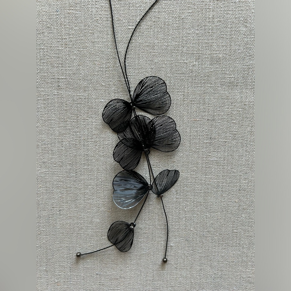 NWOT Black Leaf Y Collar Necklace - Picture 5 of 6